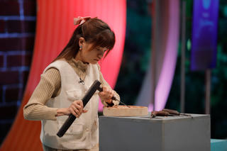 Cô gái xương thuỷ tinh truyền cảm hứng trở thành nghệ nhân điêu khắc gỗ