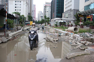 Hà Nội: Vì sao đoạn đường dài 200 mét trước Tổng cục Dân số làm mãi không xong?