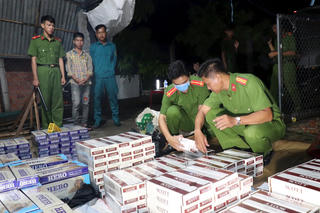 Sóc Trăng: Thu giữ hơn 7.400 bao thuốc lá lậu vận chuyển bằng đường bộ