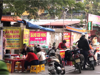 Cầu Giấy - Hà Nội: Người đi bộ gặp khó khi nhiều vỉa hè vẫn tràn lan hàng quán