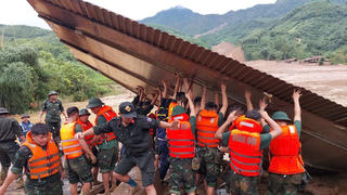 Cán bộ, chiến sĩ tích cực tìm kiếm người mất tích ở Làng Nủ