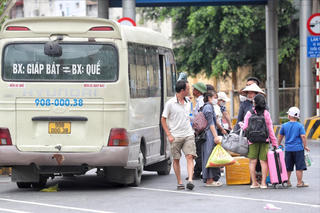 Người dân 'tay xách, nách mang' ùn ùn trở lại Hà Nội