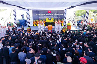 Người dân Quảng Ngãi tiễn đưa nguyên Chủ tịch nước Trần Đức Lương về nơi an nghỉ