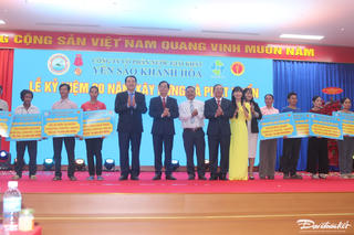 Trao 10 căn nhà Đại đoàn kết cho các hộ nghèo miền núi Khánh Vĩnh với số tiền 700 triệu đồng