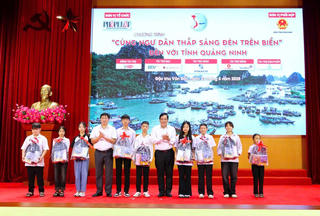 Cùng ngư dân Quảng Ninh thắp sáng đèn trên biển