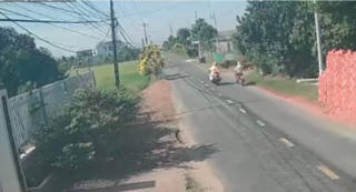 Tạm ngừng công tác 2 CSGT dùng gậy đánh tới tấp người đi xe máy