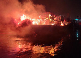 Tàu cá đang hoạt động trên biển bất ngờ bốc cháy trong đêm