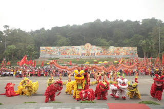 Mãn nhãn chương trình trình diễn Lân – Sư – Rồng ở Đền Hùng