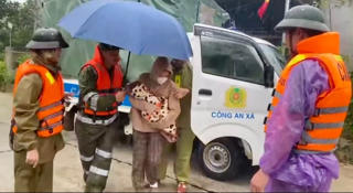 Bão số 6 gây mưa lớn, Hà Tĩnh di dời người dân vùng xung yếu đến nơi an toàn