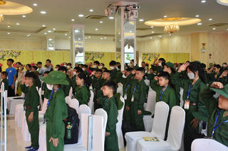 Hàng trăm thanh thiếu nhi hào hứng tham gia 'Học kỳ trong Quân đội'