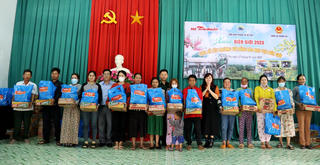 Báo Đại Đoàn Kết và Đồn Biên phòng Sê Rê Pốk chia sẻ yêu thương với người nghèo khu vực biên giới