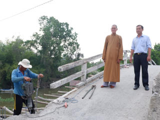 Sư thầy xây hàng trăm cây cầu nông thôn