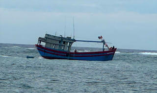 Quảng Ngãi: Một tàu cá va vào đá ngầm mắc cạn ở biển Lý Sơn