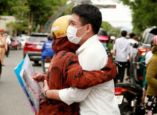 Phụ huynh rạng rỡ khi thấy con làm bài thi tốt