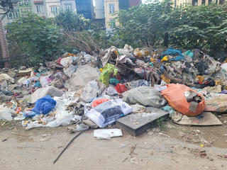 Hà Nội: Rác thải chất đống, bốc mùi hôi thối trên con đường xuống cấp lâu năm