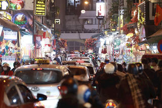 Hà Nội: Đêm Noel, nhiều tuyến đường đổ về Nhà thờ Lớn, phố đi bộ Hồ Gươm gây ùn tắc kéo dài