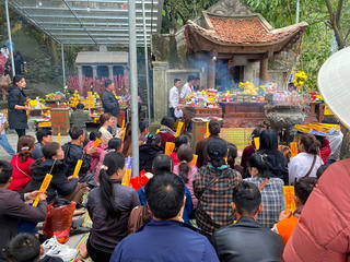 Đông đảo du khách vãn cảnh, chiêm bái tại chùa Hương Tích