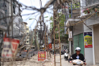 Hà Nội: Dây điện, cáp viễn thông như 'nhả tơ' tại nhiều tuyến phố