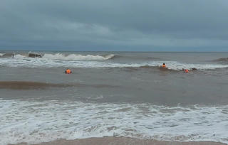 Kịp thời ứng cứu 4 ngư dân bị lật ghe trên biển