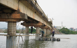 Đầu tư gần 1 tỷ đồng gia cố cầu Sông Thai trước Tết Nguyên đán Ất Tỵ