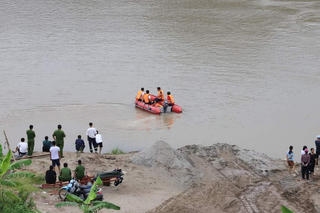 Hòa Bình: Nỗ lực tìm kiếm nam sinh nhảy cầu xuống sông Đà