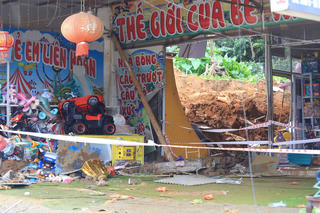 Hà Nội: Hỗ trợ gia đình có người tử vong trong vụ sạt lở đất ở Ba Vì