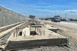 Thi công mở rộng QL21B qua huyện Ứng Hòa, 'bỏ quên' các biện pháp an toàn