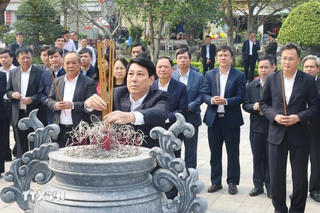 Chủ tịch nước dâng hương tại khu lưu niệm các tiền bối cách mạng ở Hưng Yên