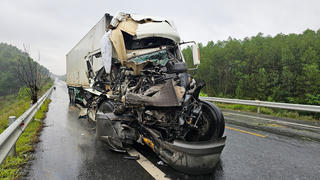 Xe đầu kéo nát bét đầu sau cú va chạm trên cao tốc Cam Lộ - La Sơn