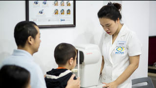 Đừng coi thường tật khúc xạ ở trẻ