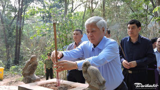 Chủ tịch Đỗ Văn Chiến dâng hương tại Khu di tích lịch sử Tân Trào