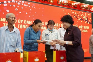 Phó Chủ tịch Tô Thị Bích Châu trao quà đầu Xuân cho người dân tại TP Hồ Chí Minh
