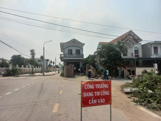 Quảng Ninh: Căn nhà 'kỳ lạ' đứng giữa đường được phá dỡ