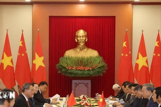 Việt Nam coi phát triển quan hệ với Trung Quốc là ưu tiên hàng đầu