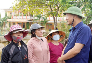 Tân Bí thư Tỉnh ủy Quảng Bình động viên người dân vùng ‘rốn lũ’