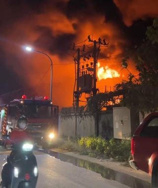 Hà Nội: Kịp thời dập tắt đám cháy lớn tại xưởng may