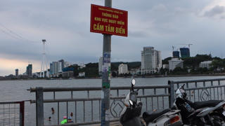 [Ảnh] Không đến bãi tắm, người dân Hạ Long thích vượt rào 'tắm chui'