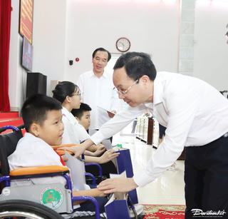 Trao 1.300 phần quà cho trẻ em khuyết tật vùng ĐBSCL