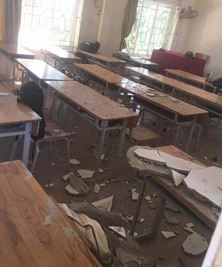 Hai học sinh bị vữa trần rơi trúng tại lớp học