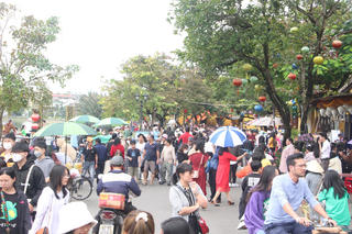 [VIDEO] Du khách nườm nượp đổ về phố cổ Hội An du xuân