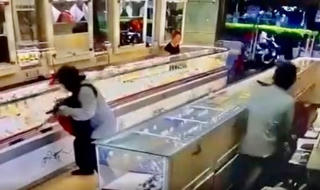 Khẩn trương truy bắt 2 đối tượng cướp tiệm vàng ở thành phố Cam Ranh