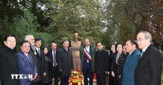 Tổng Bí thư, Chủ tịch nước Tô Lâm đặt hoa tại Tượng đài Bác Hồ ở Montreuil