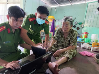 Bạc Liêu: Công an đến từng nhà đến từng người già yếu làm căn cước công dân xuyên lễ 2/9