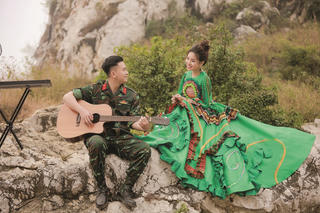 'Em ơi có nơi nào đẹp hơn, chiều biên giới khi mùa đào hoa nở…'