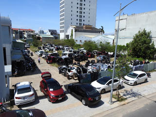 Đà Nẵng: Bị ngập nước, ô tô nằm  phơi nắng la liệt