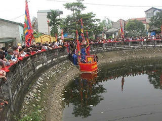 Bánh dâng lễ thánh ở lễ hội làng Bình Đà