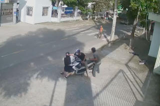 Nữ sinh giằng co với 2 tên cướp trước cổng trường