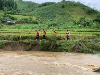 Sơn La: Nỗ lực tìm kiếm cháu bé 5 tuổi bị lũ cuốn