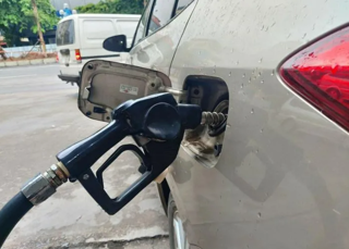 Phó Thủ tướng: Bộ Tài chính tiếp tục nghiên cứu giảm thuế đối với xăng dầu