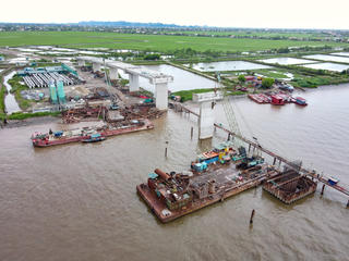 [Ảnh]: Cận cảnh công trường xây cầu vượt sông Đáy